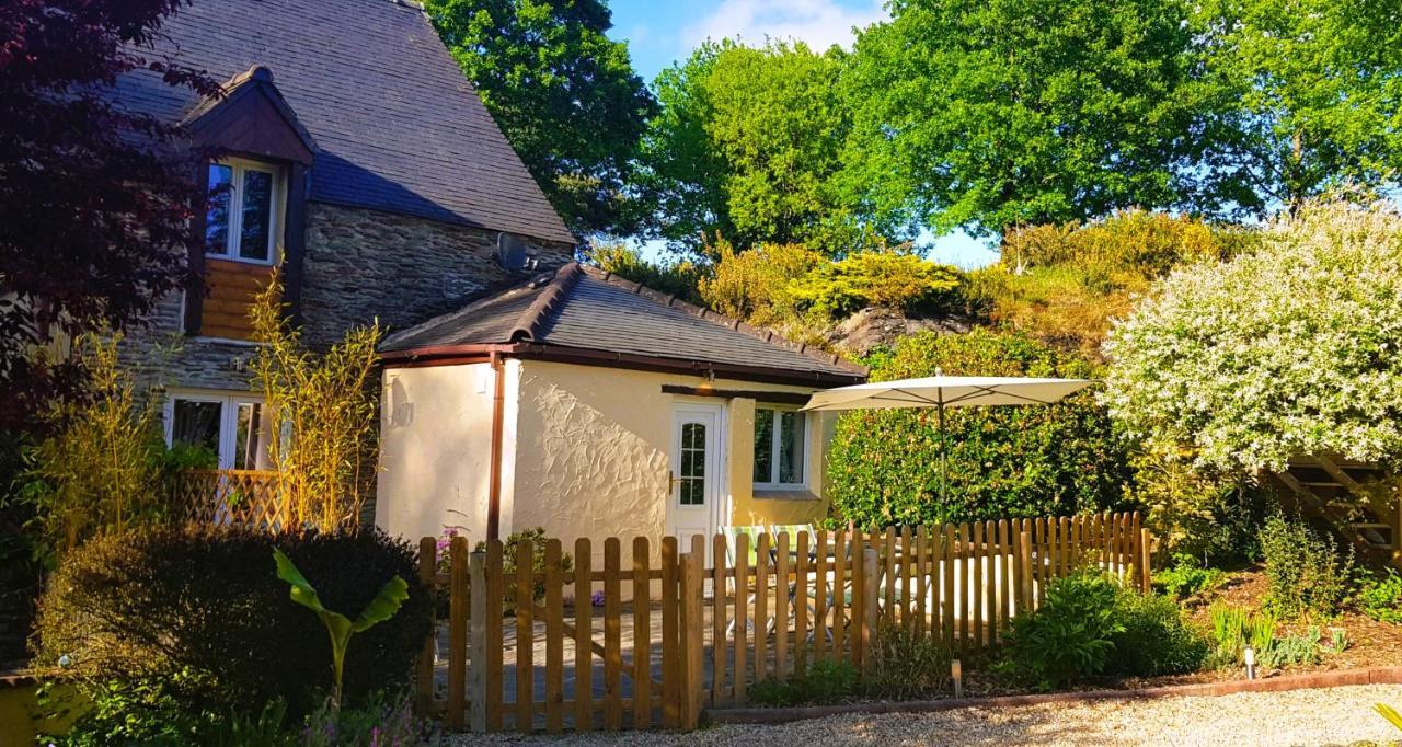 Le Vieux Moulin Gites - A Charming Stone Cottage With Garden View And Seasonal Pool Guégon Esterno foto